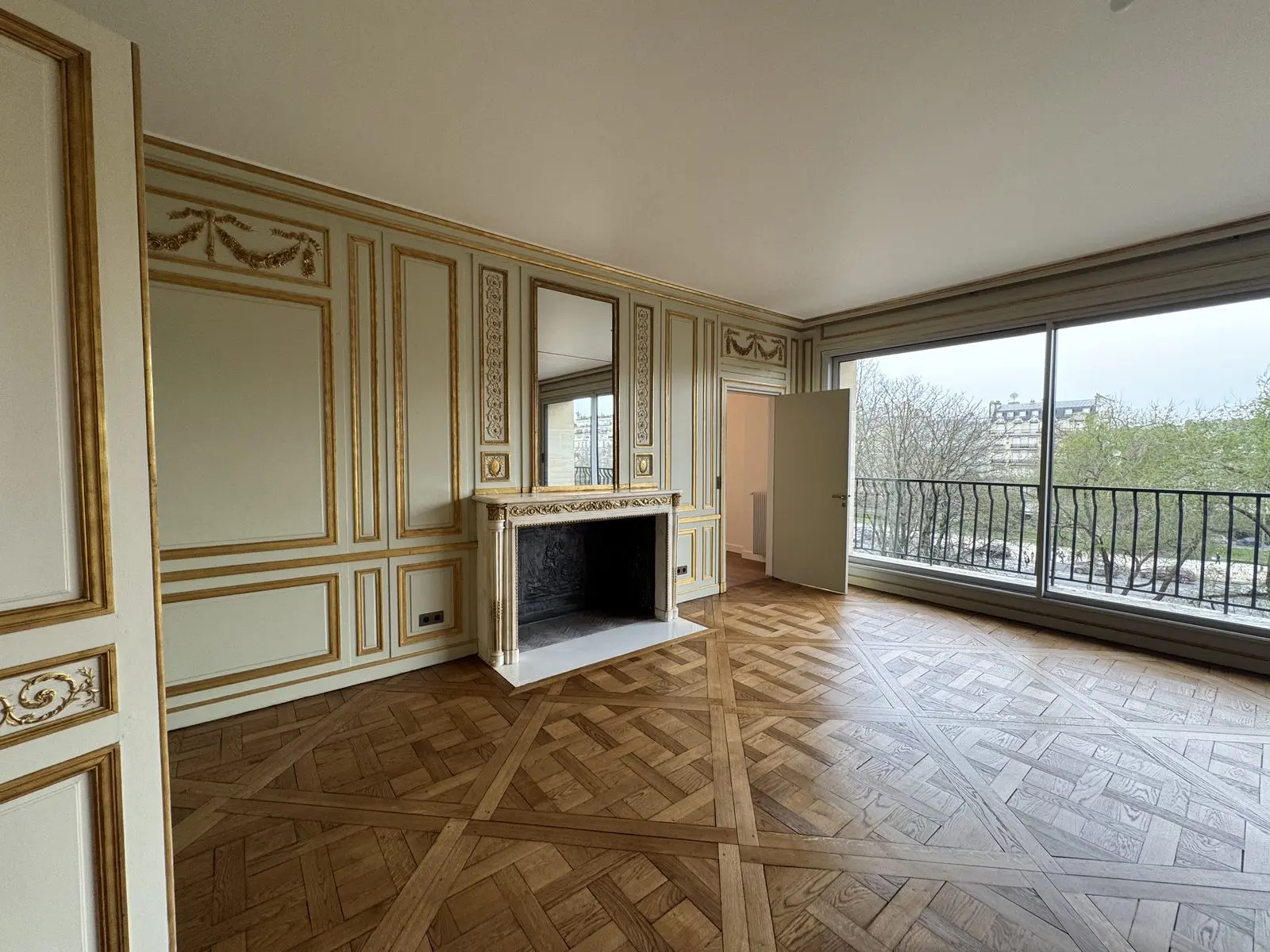 Salon rénové avenue Foch : boiseries, parquet et cheminée